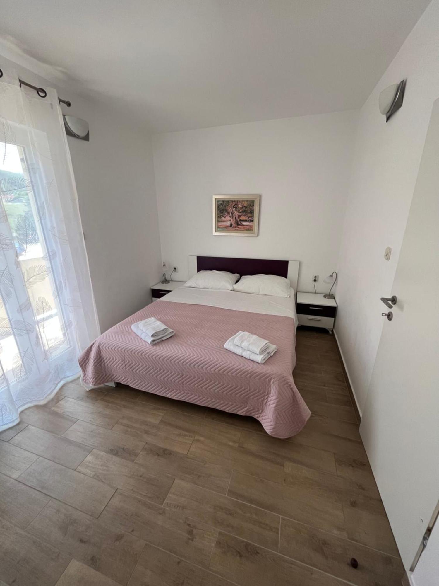 Apartments And Rooms Markovski Palit Bagian luar foto
